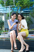 business-unternehmen-sie-eine-video-auf-smartphone-im-freien.jpg?b=1&s=170x170&k=20&c=eKYXuRqMN1G8GRnxJ0whVMy-LEo1soidZAjWlPb1wqI=