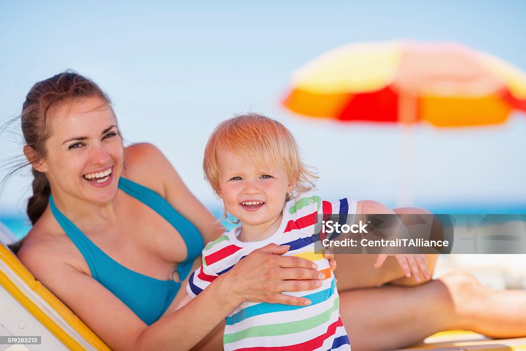 Retrato de Madre y bebé en la playa - Foto de stock de Adulto libre de derechos