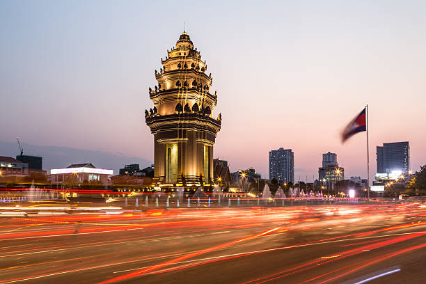 pôr do sol acima de phnom penh - phnom penh - fotografias e filmes do acervo