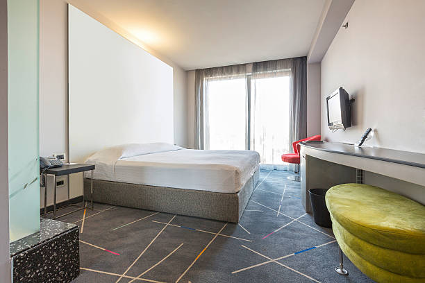 intérieur d'une chambre d'hôtel avec deux lits - bedroom authority hotel suite luxury photos et images de collection