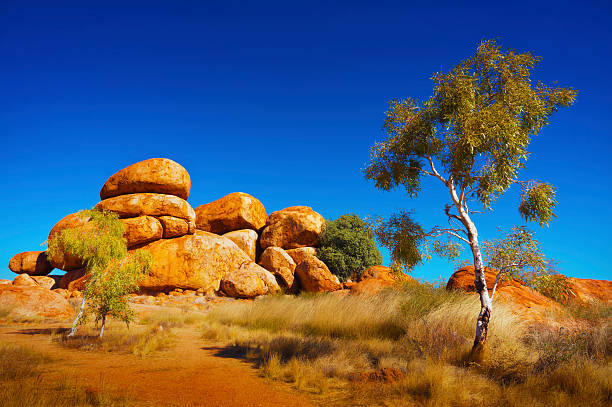 オーストラリア内陸部 - devils marbles ストックフォトと画像