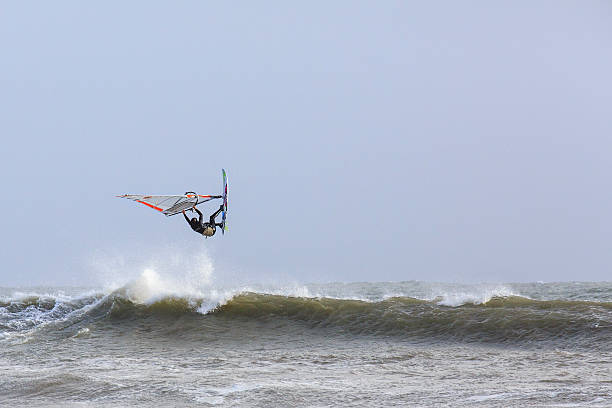 windsurfer żwawo gower - wales beach editorial people zdjęcia i obrazy z banku zdjęć