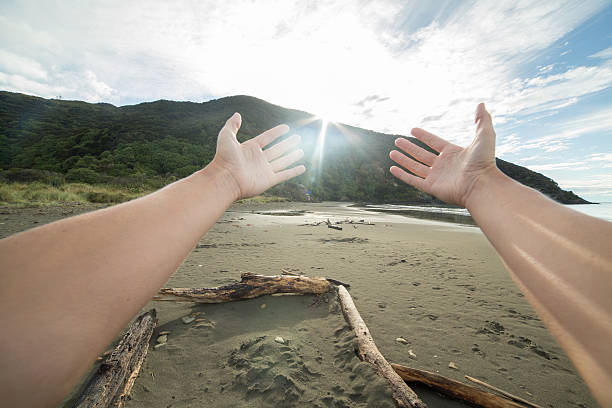 自然に囲まれた女性の pov - marlborough region sunrise new zealand sea ストックフォトと画像