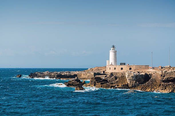 sonnigen blick auf den leuchtturm von tarifa hafen provice von andalusien, spanien. - tarifa stock-fotos und bilder