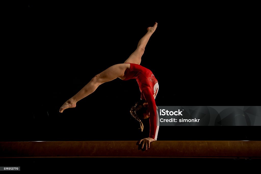 Femme gymnaste dans la salle de sport - Photo de Gymnastique sportive libre de droits