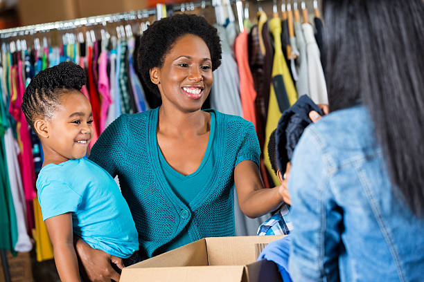 vêtements femme fait don à une œuvre caritative - family cheerful family with one child texas photos et images de collection