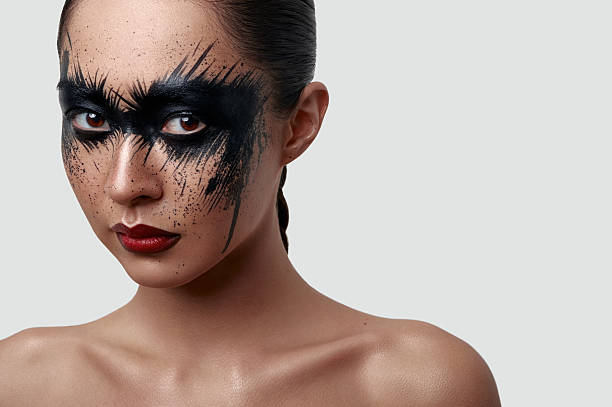 beleza jovem mulher com pintura criativa de dia das bruxas - stage makeup black halloween make up imagens e fotografias de stock