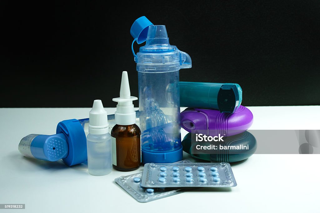 Remédio contra asma. Conjunto de inaladores e medicamentos - Foto de stock de Alergia royalty-free