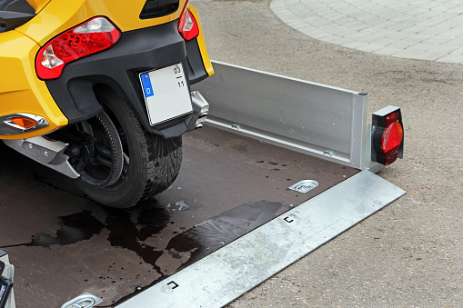 Lowering trailer - Retractable trailers for the transport of vehicles