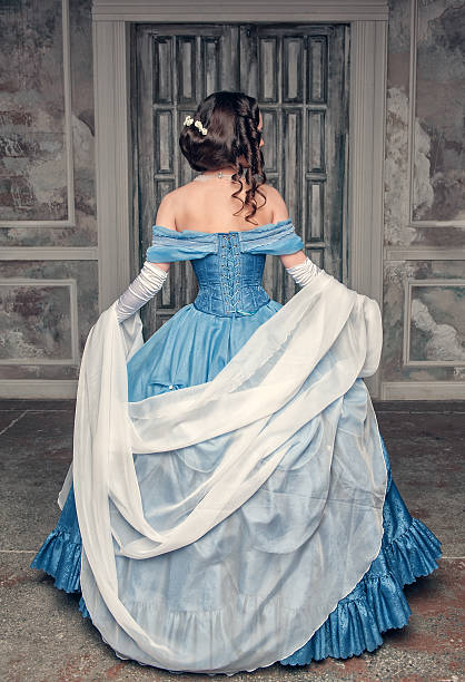 linda mulher de vestido azul medieval, voltar - princess hairstyle baroque style women - fotografias e filmes do acervo