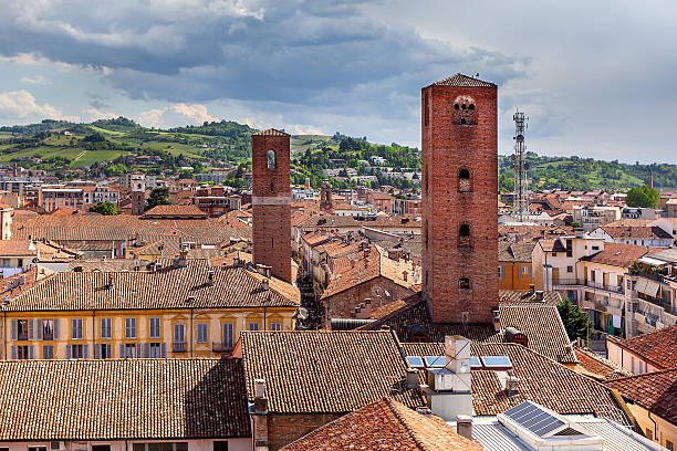 rosso e tetti di torri medievali dell'alba, italia. - provincia di cuneo foto e immagini stock