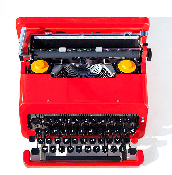 alte rote schreibmaschine - typewriter retro revival old fashioned obsolete stock-fotos und bilder