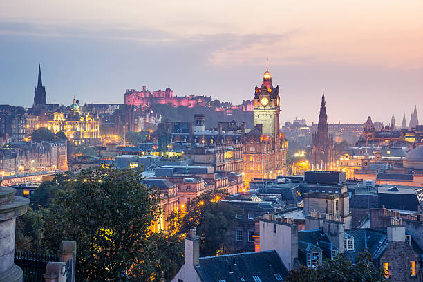 edinburgh city z calton hill w nocy, szkocja, zjednoczone królestwo - calton zdjęcia i obrazy z banku zdjęć