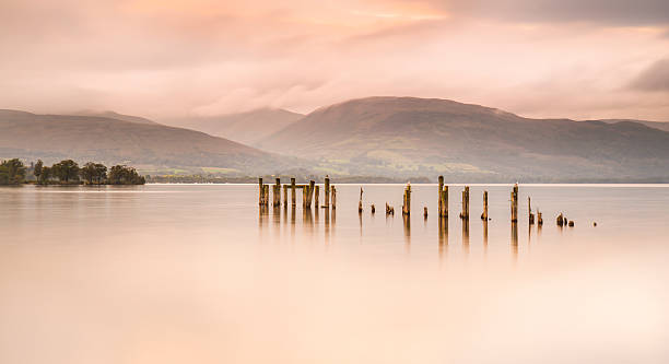 ロックロモンドの桟橋と山々に沈む夕日 - loch lomond loch ben lomond scotland ストックフォトと画像