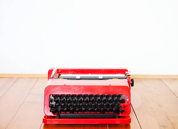 old red de máquina de escribir - typewriter retro revival old fashioned obsolete fotografías e imágenes de stock