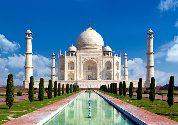 taj mahal, agra, india -monumento de amor en cielo azul - patrimonio de la humanidad por la unesco fotografías e imágenes de stock