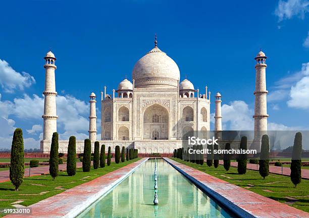 Taj Mahal Agra India Monumento Di Amore Nel Cielo Blu - Fotografie stock e altre immagini di Taj Mahal - India