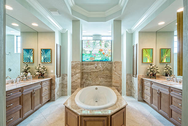 hermoso baño principal en una finca hogar - masterbath fotografías e imágenes de stock