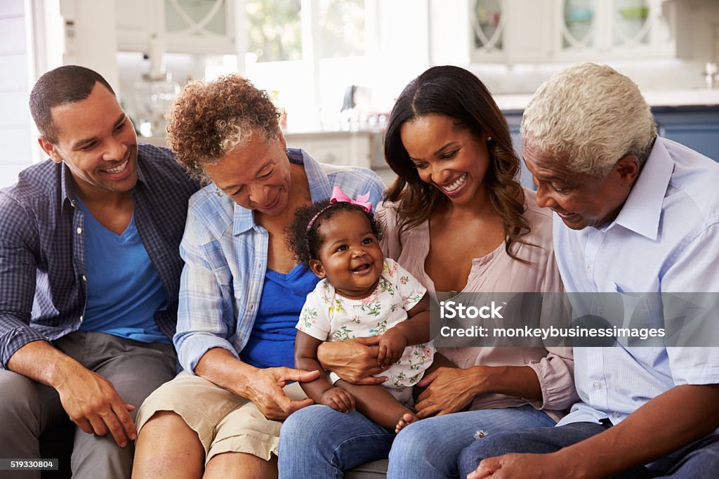 Großeltern, Eltern und ein glückliches Baby Mädchen auf mumâ gewählt Knie - Lizenzfrei Baby Stock-Foto