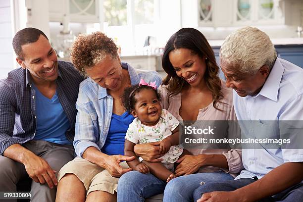 Großeltern Eltern Und Ein Glückliches Baby Mädchen Auf Mumâ Gewählt Knie Stockfoto und mehr Bilder von Baby