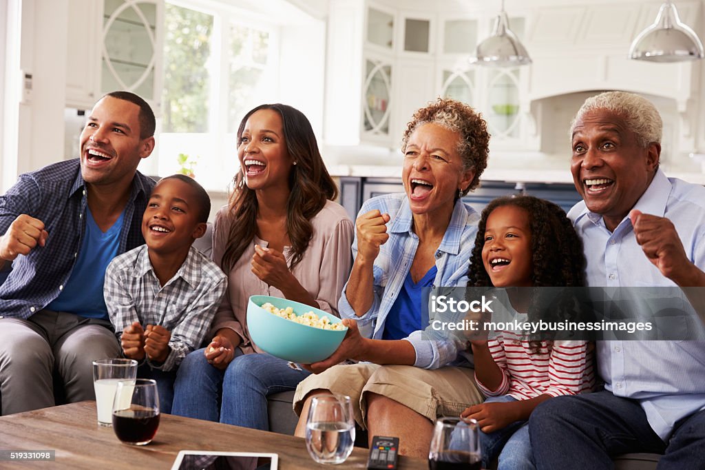 Schwarz Multi Erstellung der Familie sehen sich im Fernsehen Sportsendungen an wie zu Hause fühlen. - Lizenzfrei Familie Stock-Foto