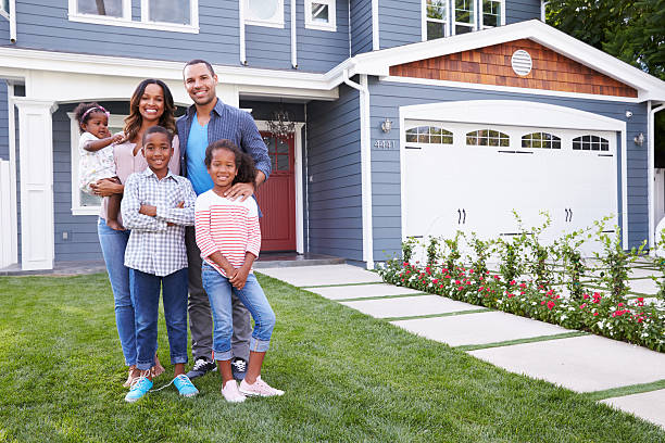 glücklich schwarz familie stehen außerhalb ihr haus - domestic life family house residential structure stock-fotos und bilder