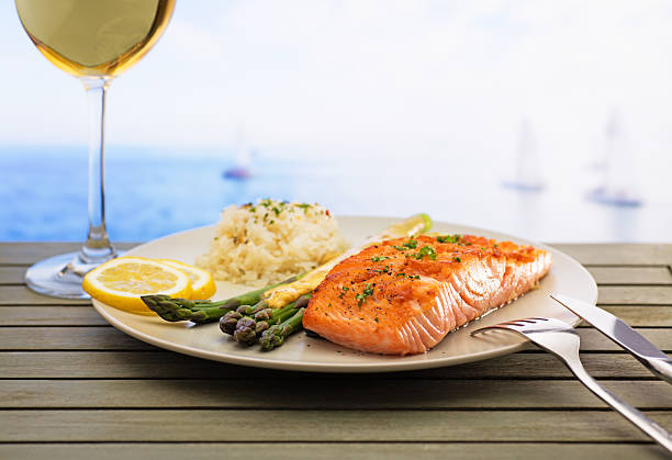 saumon aux asperges et au riz avec - wine food fish seafood photos et images de collection
