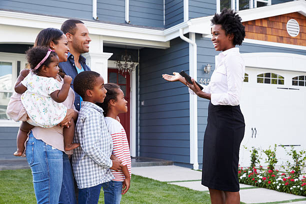 agence immobilière montrant une famille dans une maison, plus - mother family vertical flower photos et images de collection