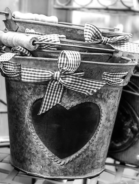 secchi con forma di cuore e fiocchetto a quadri rossi. bianco e nero. - dating valentines day second hand passion foto e immagini stock