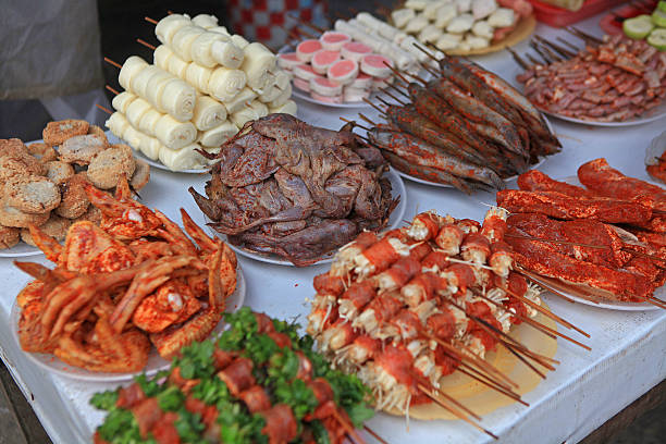 estilo típico de jantar na rua lateral no vietnã - vietnam market asia bird - fotografias e filmes do acervo