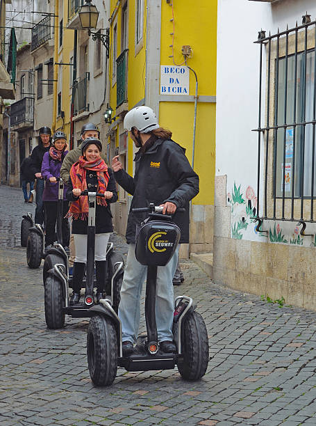 turistas em guiado passeio de segway - segway - fotografias e filmes do acervo