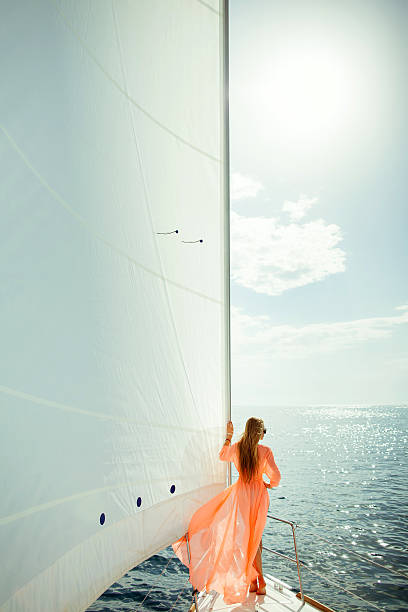 femme dans un paréo yachting ses voiles blanches de voyage de luxe - women sarong beach white photos et images de collection