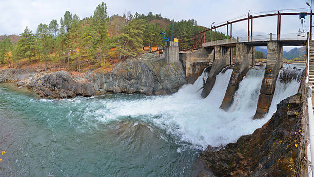 старый гидроэлектростанция на реке чемале - flowing river water dam стоковые фото и изображения