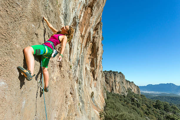 jovens mulheres rocha alpinista, pendurado na parede verticais - junior high fotos - fotografias e filmes do acervo