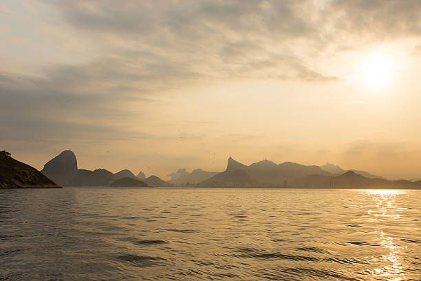 zachód słońca rio de janeiro góry z zatoka guanabara - brazil silhouette sunset guanabara bay zdjęcia i obrazy z banku zdjęć