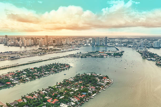 estação do centro da cidade de miami e algumas das ilhas baía de biscayne - baía de biscayne imagens e fotografias de stock