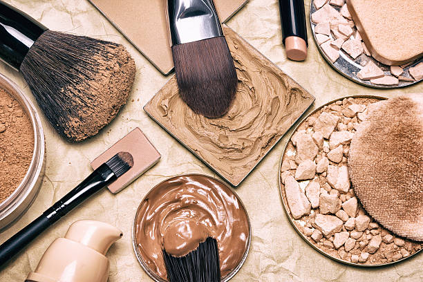 make-up-produkte selbst ihre haut zu straffen und ihren teint - make up stock-fotos und bilder