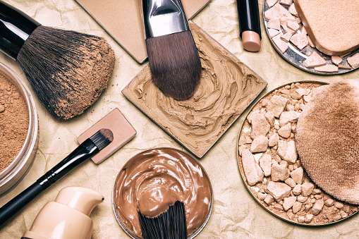 Productos para el maquillaje para nivelar piel de tono piel photo