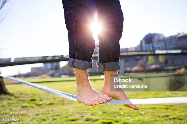 Beine Von Einem Mann Zu Fuß Auf Der Slackline Im Park Stockfoto und mehr Bilder von Gleichgewicht