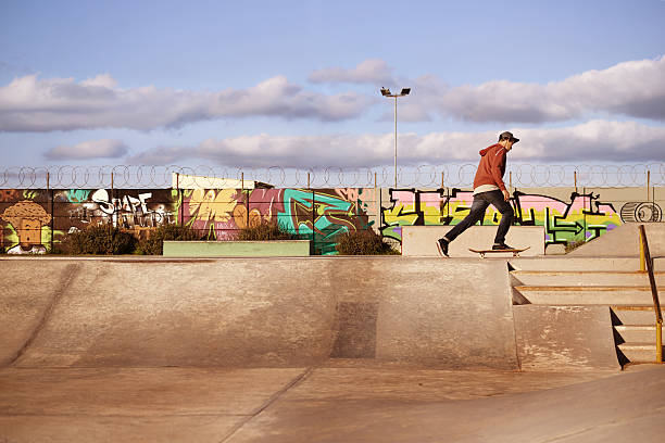 der skater-kultur - skateboard park ramp skateboard graffiti stock-fotos und bilder