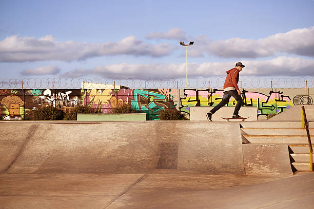 cultura de patín - skateboarding skateboard park teenager extreme sports fotografías e imágenes de stock