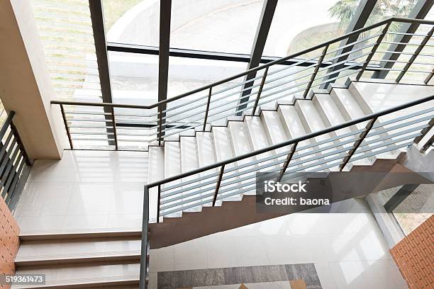 Moderne Treppe Stockfoto und mehr Bilder von Eingangshalle - Wohngebäude-Innenansicht - Eingangshalle - Wohngebäude-Innenansicht, Schulgebäude, Ansicht aus erhöhter Perspektive