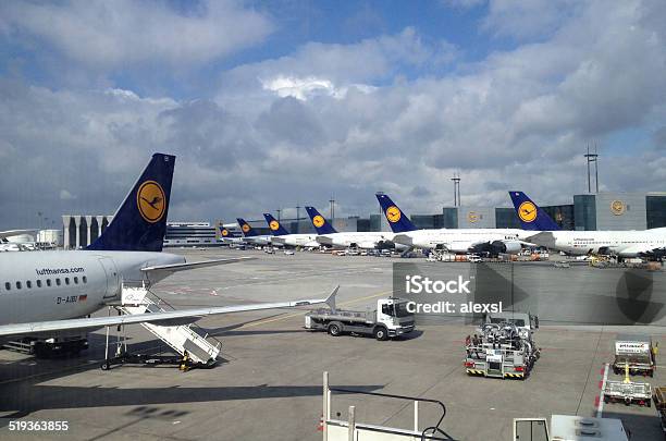 Flugzeuge Laden Am Flughafen Frankfurt Stockfoto und mehr Bilder von Deutschland - Deutschland, Flughafen, Flugzeug