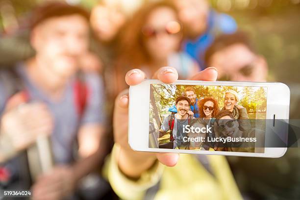 Mit Foto Mit Handy Im Natur Stockfoto und mehr Bilder von Selfie - Selfie, Wald, Freundschaft