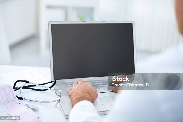 Ärztin Mit Computer Stockfoto und mehr Bilder von Arzt - Arzt, Computerbildschirm, Laptop