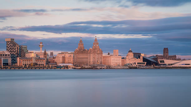 bellissimo skyline di liverpool, merseyside - river mersey foto e immagini stock