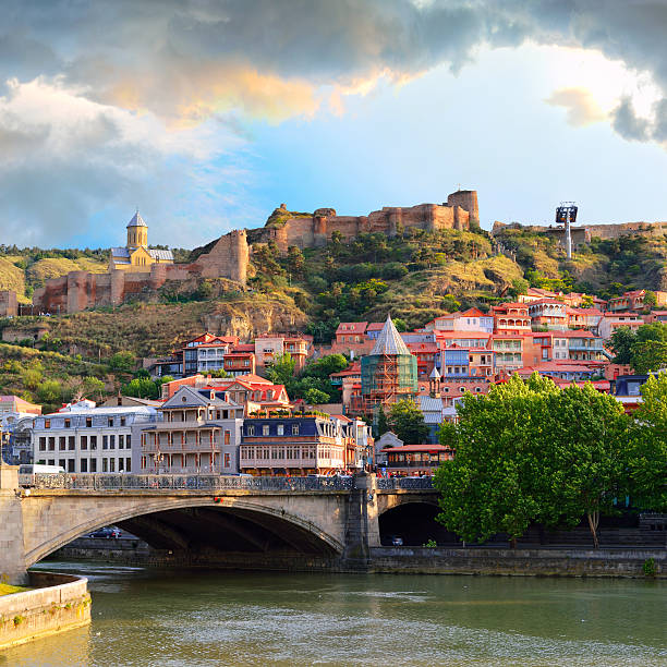 старый город в тбилиси - tbilisi стоковые фото и изображения