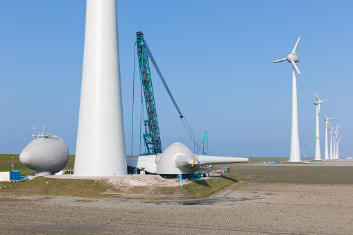 Holandés tierras cultivo con construcción sitio ner turbinas de viento photo