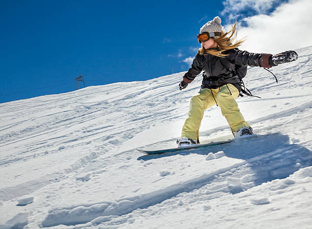 snowboarder movimiento hacia abajo - snowboarding snowboard women teenager fotografías e imágenes de stock