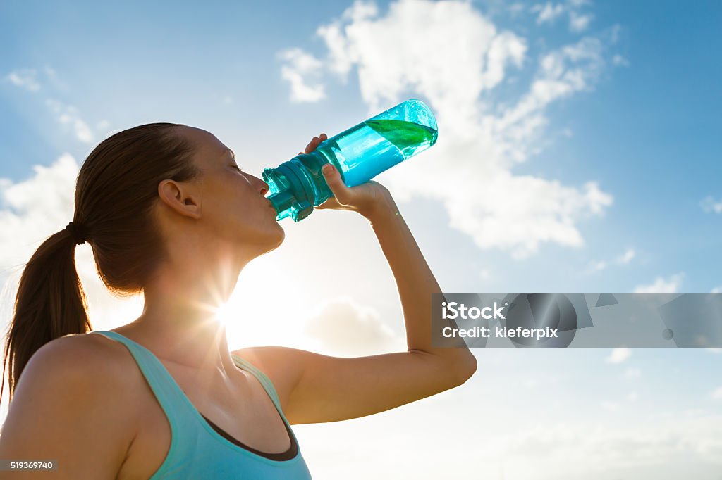 Frau trinkt Wasser - Lizenzfrei Trinken Stock-Foto